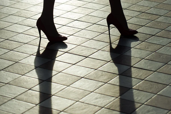 Pieds féminins dans les chaussures — Photo