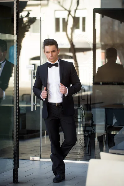 Young man in suit — Stock Photo, Image