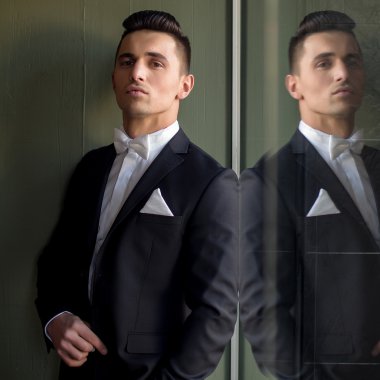 Yakışıklı adam smokin içinde poz