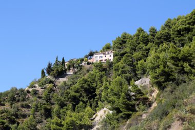 Dağ tepe üzerinde villalar