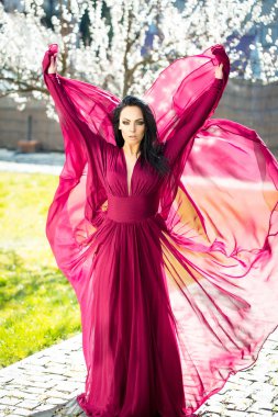 Çiçeği güzel kız