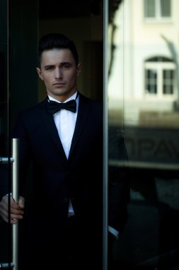 Takım elbiseli genç adam. 