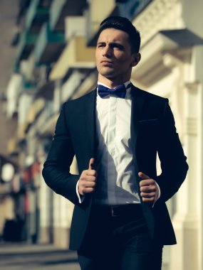 Takım elbiseli genç adam. 