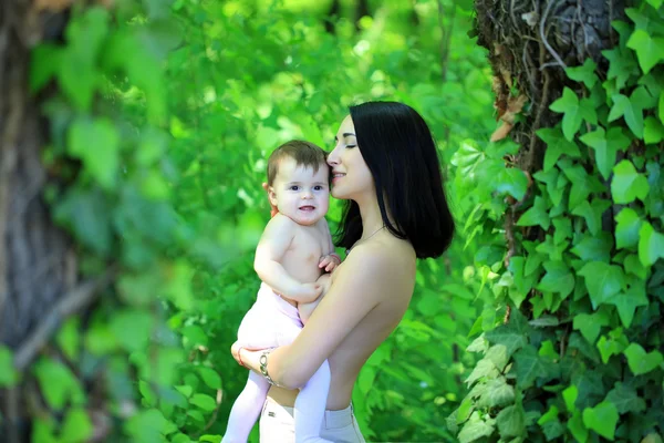 Bébé et mère étreignant seins nus — Photo