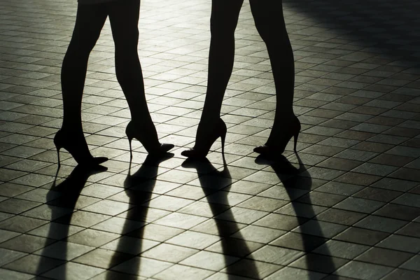 Gambe femminili in scarpe — Foto Stock