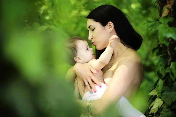 Bebé y madre jugando en topless —  Fotos de Stock