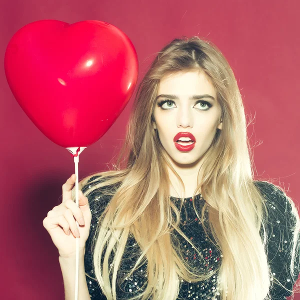 Kvinna med hjärtat ballong — Stockfoto