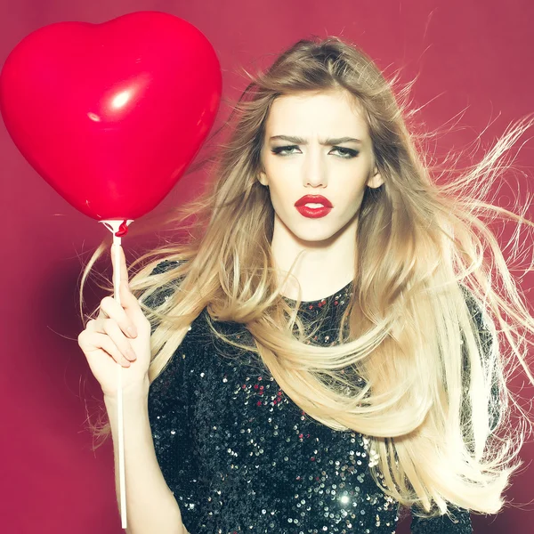 Mujer con globo cardíaco — Foto de Stock