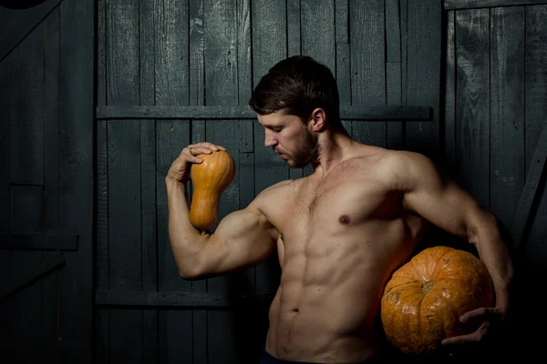 Rapaz muscular com abóbora — Fotografia de Stock