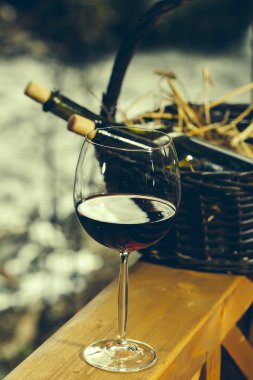 Şarap kadehi ve sepet şişelerde