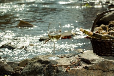 Şarap kadehi ve sepet şişelerde