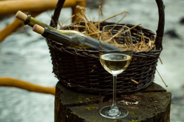 Şarap cam şişe sepet içinde yakınındaki