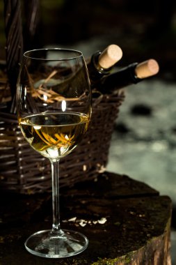 Şarap cam şişe sepet içinde yakınındaki
