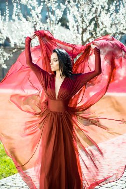 Çiçeği güzel kız