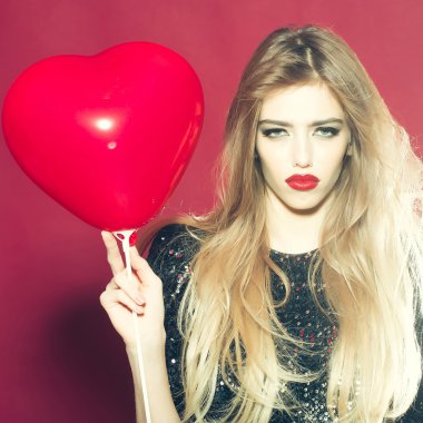 Kalp balon ile duygusal kadın