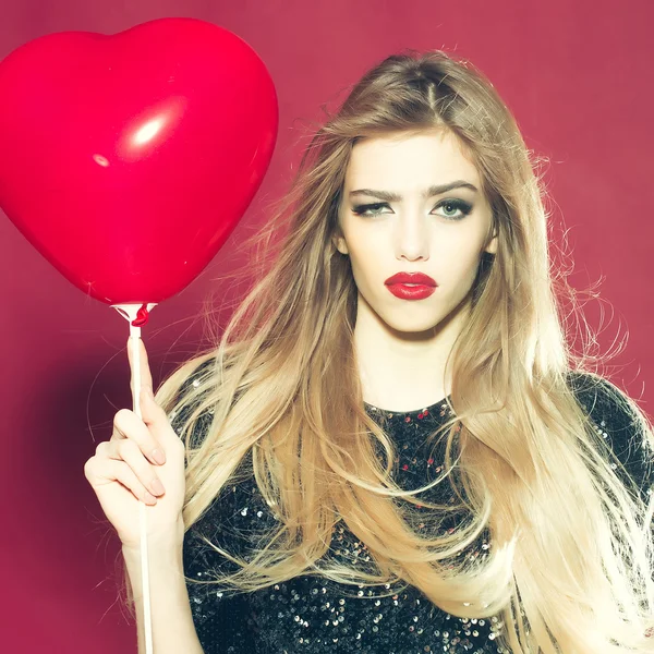 Känslomässiga tjej med hjärtat ballong — Stockfoto