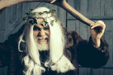 Boynuzları olan Zeus adam