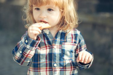 küçük çocuk açık