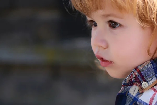 Pequeño chico al aire libre — Foto de Stock