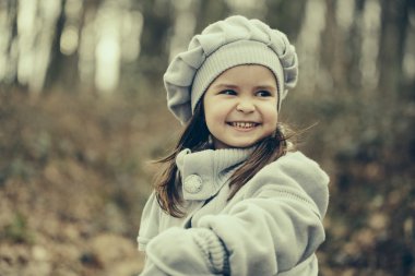 Sonbahar ormanında küçük bir kız