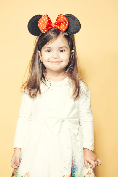 마우스 귀에 어린 소녀 — 스톡 사진