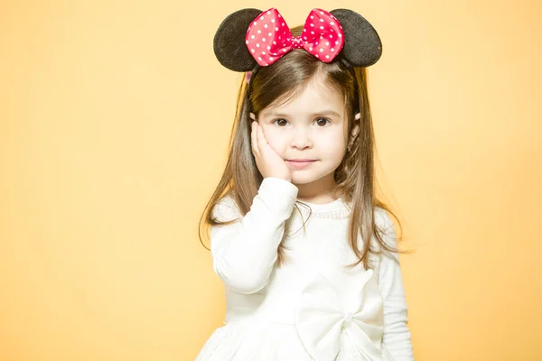 마우스 귀에 작은 소녀 — 스톡 사진