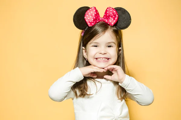 마우스 귀에 작은 소녀 — 스톡 사진