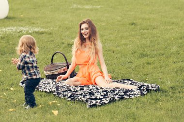 kardeş üzerinde piknik