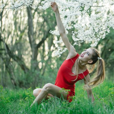 Çiçeği güzel kız