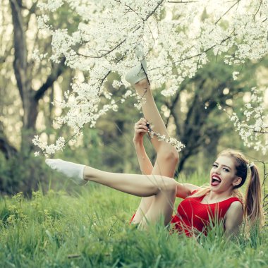 Çiçeği güzel kız