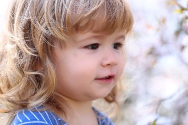 Çiçeği ile küçük çocuk