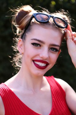 Güneş gözlüklü genç kadın