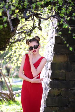 Ağaç bahar çekici kadın