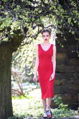 Ağaç bahar çekici kadın