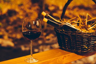 Şarap kadehi ve sepet şişelerde