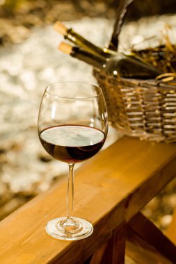 Şarap kadehi ve sepet şişelerde