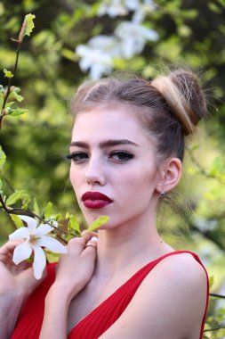 Ağaç bahar çekici kadın