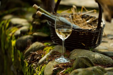 Şarap cam şişe sepet içinde yakınındaki