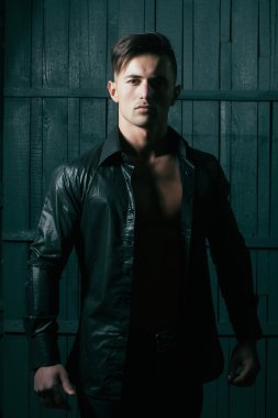 Kas gövde ile tişörtlü adam