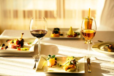 İçeceklerle hizmet yemek