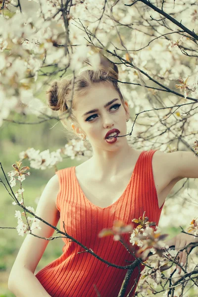 Hezká dívka v květu — Stock fotografie