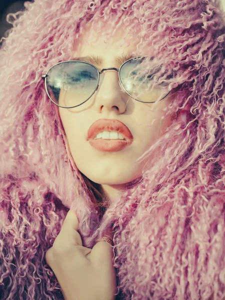 Mujer joven en gafas de sol — Foto de Stock