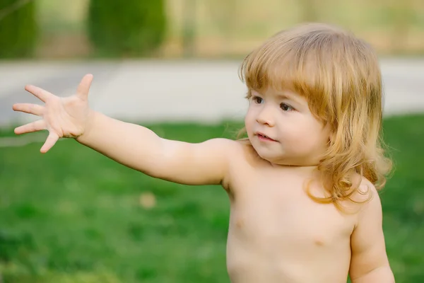 小さな男の子の屋外 — ストック写真