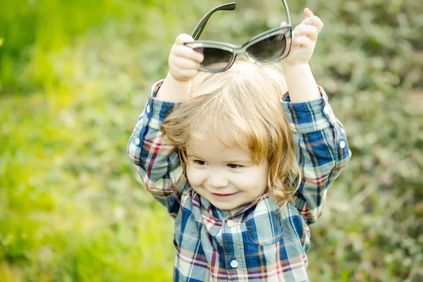 Niño pequeño al aire libre — Foto de Stock
