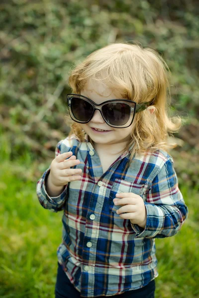 Kleine jongen buiten — Stockfoto