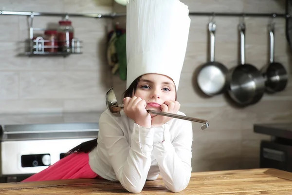 Menina na cozinha com concha — Fotografia de Stock