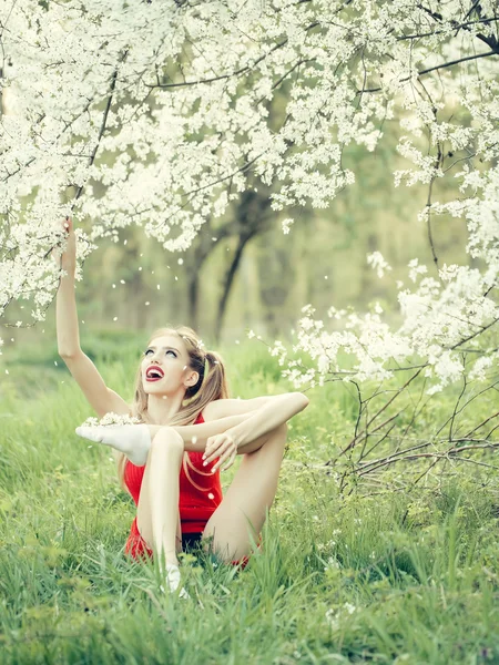 Mooi meisje in bloei — Stockfoto