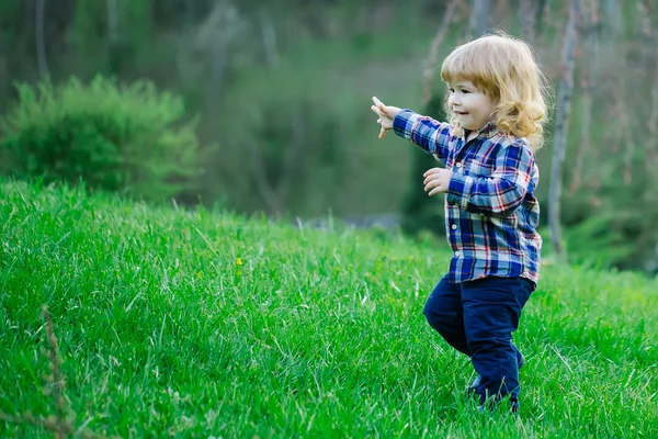 Kleiner Junge im Freien — Stockfoto