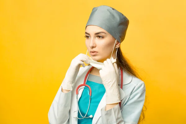 Porträtt av en vacker ung kvinnlig läkare — Stockfoto