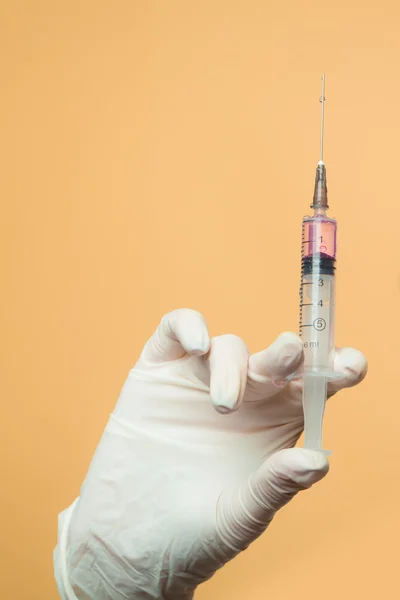 İğne aşı için tutan bir el closeup — Stok fotoğraf